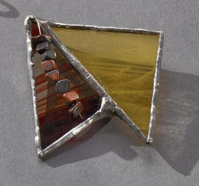 null Line Vautrin (1913-1997)
Broche composée de deux triangles sertis en verre américain...