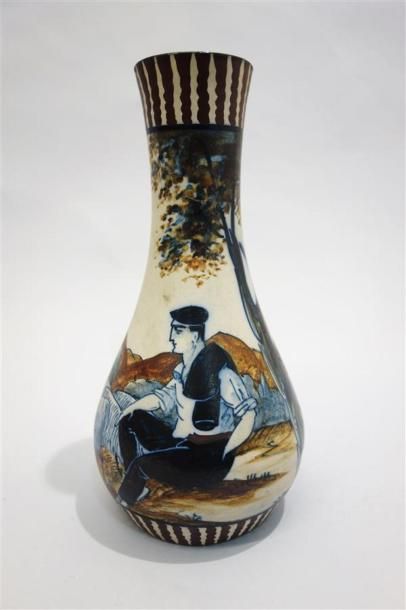 null Ciboure
Vase de forme balustre en céramique polychrome à décor de basques sur...