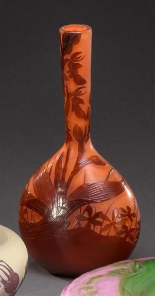 null Gallé
Vase soliflore à corps pansu en verre gravé à l'acide à décor floral rouge...