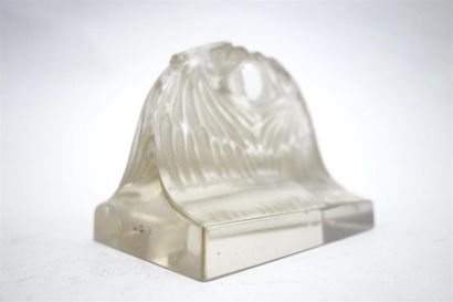 null René Lalique (1860-1945) 
Presse-papier modèle " Deux aigles " en verre moulé...