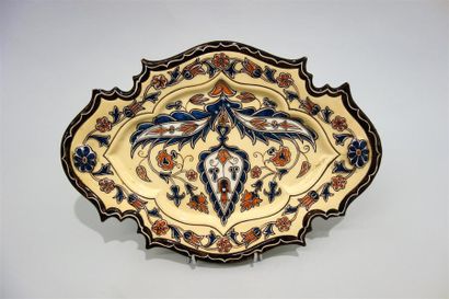 null Emile Gallé (1846-1904)
Plat ovale à bords chantournés en céramique polychrome...