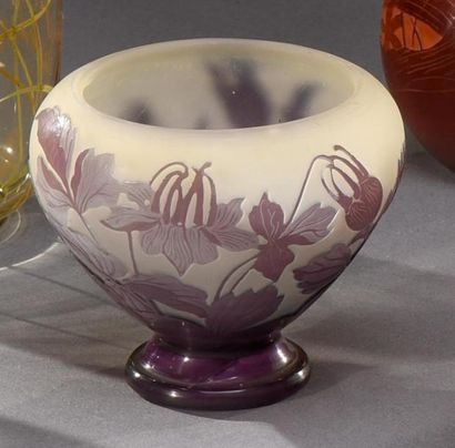 null Gallé 
Vase de forme conique sur piédouche en verre gravé à l'acide à décor...