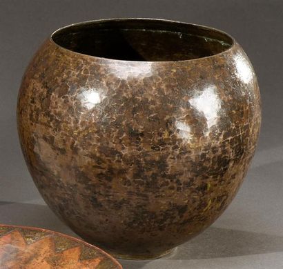 null Claudius Linossier (1893-1953)
Vase de forme boule à large col en dinanderie...