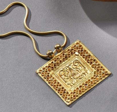 null Line Vautrin (1913-1997)
Pendentif en bronze doré de forme carrée à décor d'Adam...