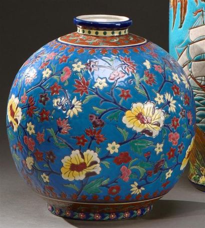 null Emaux de Louvière.
Vase boule en émaux polychromes à décor floral. 
Style Art...
