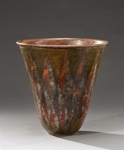 null Claudius Linossier (1893-1953)
Vase de forme conique en dinanderie à décor de...