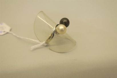 null Bague croisée en or gris 18K (750/oo) sertie de deux perles de culture, l'une...
