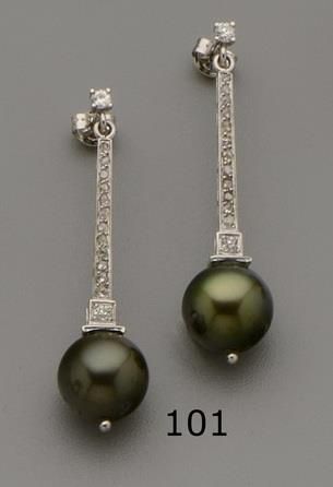 null Paire de pendants d'oreilles en or gris 18K (780/oo) composés de diamants taille...