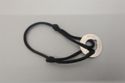 null DINH VAN : Bracelet en cordonnet noir orné d'un anneau en or gris lisse 18K...