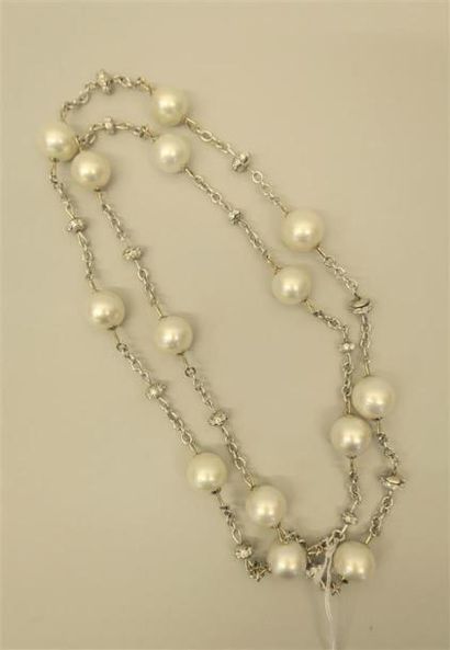 null Sautoir composé de maillons ovales en or gris 18K (750/oo) alternés de 14 perles...