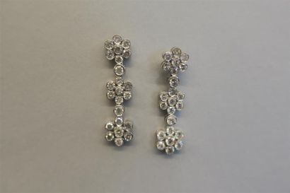 null Paire de pendants d'oreilles en or gris 18K (750/oo) composés de motifs "Marguerites"...