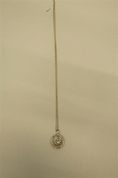 null Collier et son pendentif rond en or gris 18K (750/oo) serti de roses, il retient...