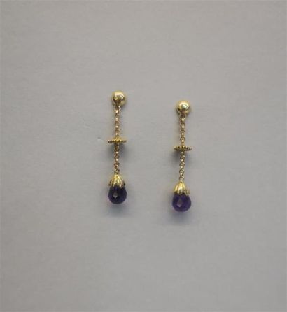 null Paire de pendants d'oreilles en or jaune 18K (750/oo) ornés de gouttes d'améthystes...