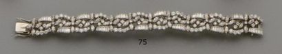 null Bracelet en or gris 18K (750/oo) à maillons articulés entièrement serti de diamants...