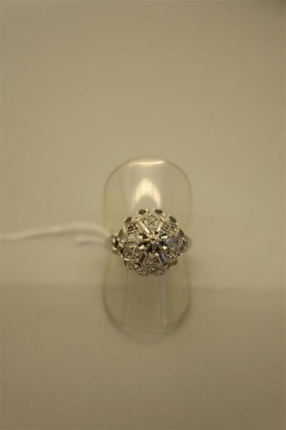 null Bague Fleur en or gris 18K (750/oo) à décor ajouré sertie d'un diamant et de...