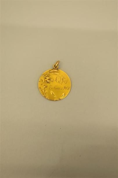 null Médaille "Vierge" en or jaune 18K (750/oo), le dos gravé 1908 et ciselé d'un...