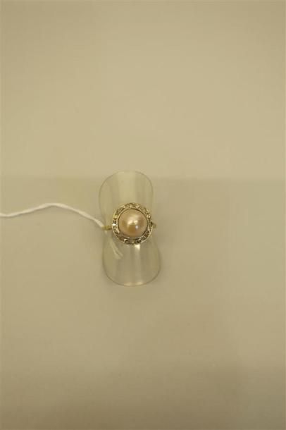 null Bague ancienne en or jaune 18K (750/oo) sertie d'une perle Mabé entourée de...