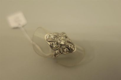 null Bague en platine (900/oo) centrée d'un diamant taille ancienne calibrant 0,50...