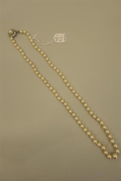 null Collier de perles de culture en chute, fermoir en or gris 18K (750/oo) ciselé...