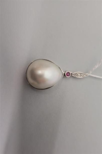 null Pendentif en or gris 18K (750/oo) orné d'une perle Mabé poire, la bélière sertie...
