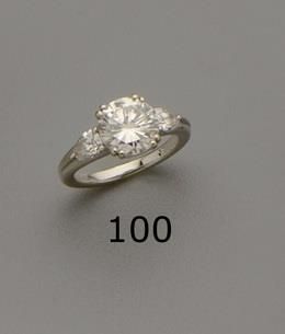 null Bague en or gris centrée d'un diamant taille brillant calibrant 2,20 carats...