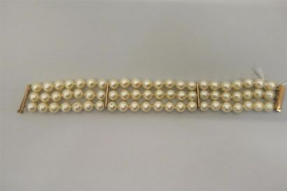 Bracelet à trois rangs de perles de culture...