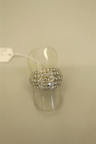 null Bague Jonc en or gris 18K (750/oo) formée de cinq gradins sertis de lignes de...