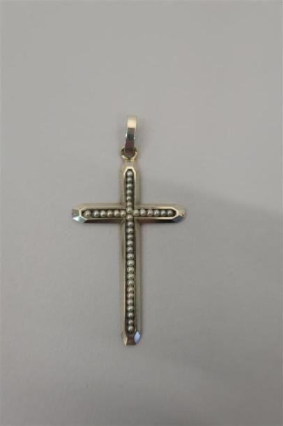 null Croix en or gris 18K (750/oo), les branches centrées de lignes de perles fines....