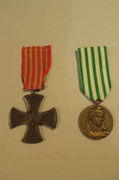 null Portugal, Croix de guerre 1°guerre et une médaille, rare, lot de 2
