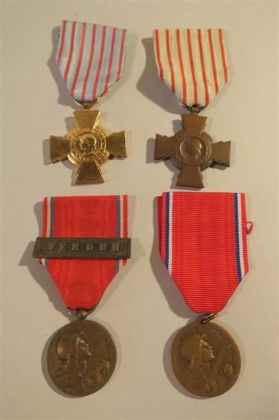 null France - 2 Médailles de Verdun, 2 croix du combattant- lot de 4