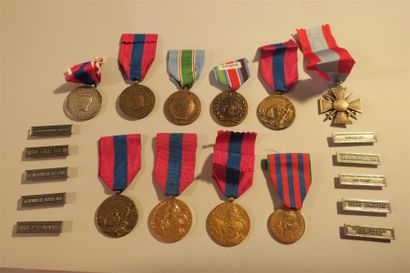 null France- Médailles de la défense nationale et divers (10), 10 agrafes diverses,...