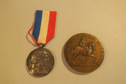 null France- Médaille du 14 juillet 1956, dite des voyages officiels, et une médaille...