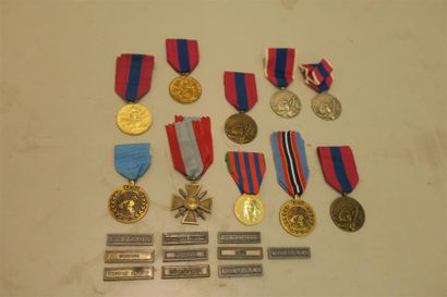null France- Médailles de la défense nationale et divers (10), 10 agrafes diverses,...