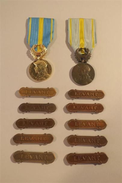 null France- 2 Médailles d'Orient, et 10 agrafes " Levant ", le lot 