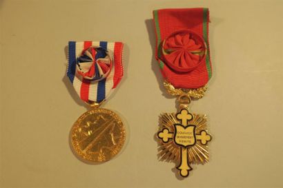 null France- Médaille d'honneur des transports, attribuée, et une croix du dévouement,...