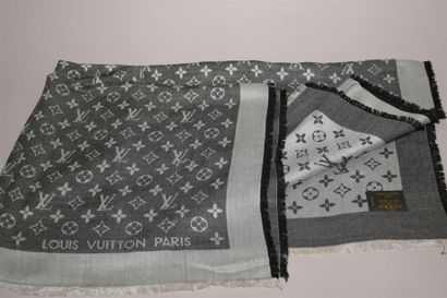 null Louis VUITTON. Châle en soie et laine reversible, couleur gris. 145X135 cm....