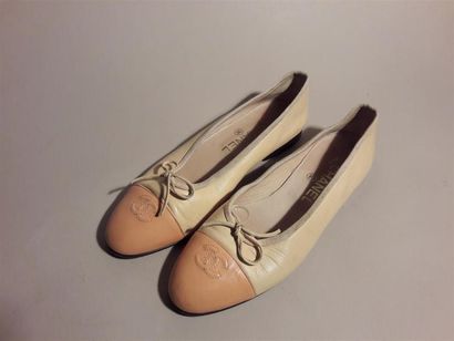 null CHANEL, Paris. Paire de ballerines en cuir beige et rose. Pointure 37,5. Dust...