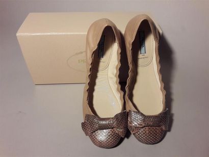 null PRADA, Milano. Paire de ballerines en cuir et python. Pointure 37,5. Dust bag...