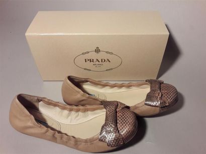 null PRADA, Milano. Paire de ballerines en cuir et python. Pointure 37,5. Dust bag...