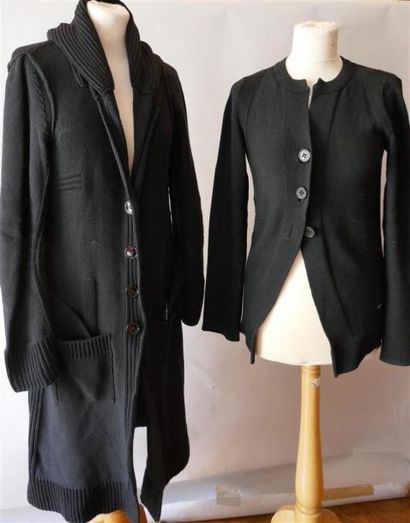 null Sonia RYKIEL. Manteau (Taille 40) et gilet en coton noir (Taille 38).