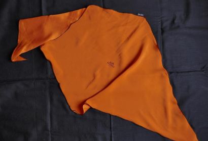 null HERMES, Paris. Losange en soie orange, logo Hermes en noir au centre. 60X150...