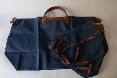 null LONGCHAMP. Deux sacs Les Pliages en nylon de couleur bleu marine. Sac à dos...