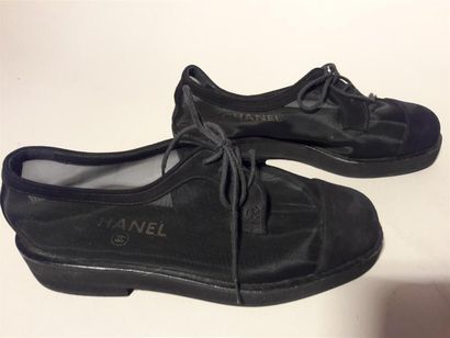 null CHANEL, Paris. Paire de mocassins à lacets en daim et textile transparent. Pointure...