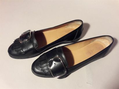 null HERMES, Paris. Paire de mocassins en cuir noir. Pointure 37,5. Dust bag et sa...