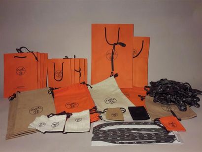 null HERMES, Paris. Lot d'une vingtaine de dust bags, rubans d'emballage et une dizaine...