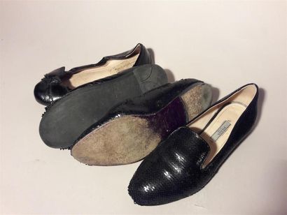 null PRADA, Milano. Paire de slippers en cuir noir et paillettes. Pointure 37,5....