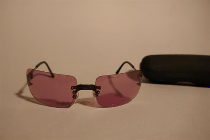null CHANEL, Paris. Paire de lunettes solaires, teintées rose. Bon état d'usage.
