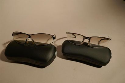 null CHANEL, Paris. Deux paires de lunettes solaires.