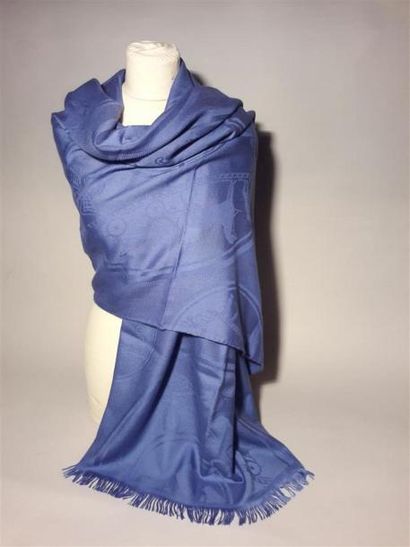 null HERMES, Paris. Etole en cachemire et soie de couleur bleu lavande. 75X210 cm....