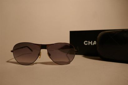 null CHANEL, Paris. Paire de lunettes solaires pliables.